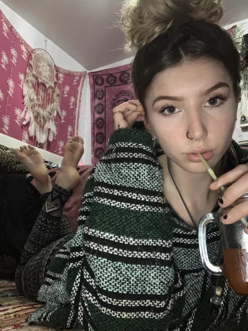 Having some drinks and waiting for some foot lovers to come see what I am about, how’s your night? 😋👣✨ by sugarfeetiez