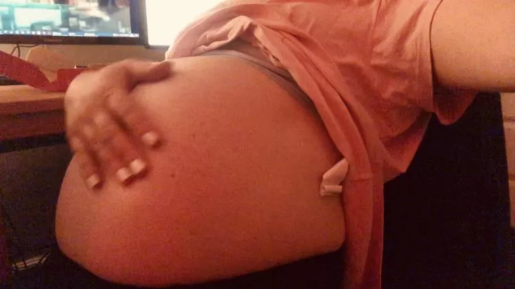 Head to my insta to see more of this pizza stuffed gut 🥵 x posted by BigbellyZoe