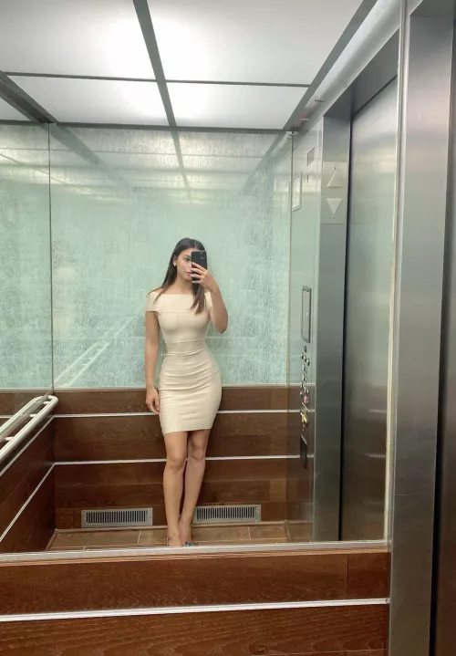 Head turning Elevator selfie by kseolo