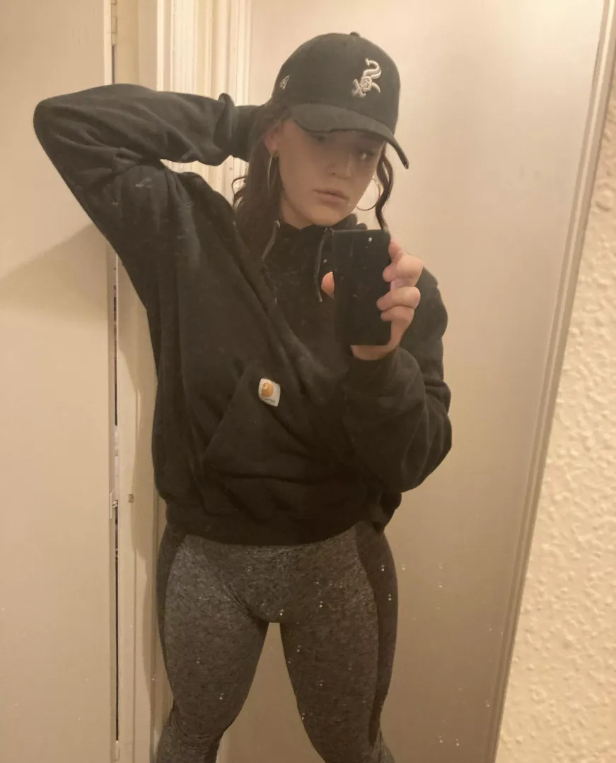 Heading out for leg day 😇 posted by Smolllgal