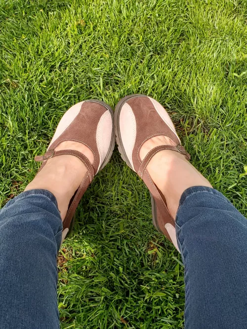 Heels in the grass 🌿 by only_feetpc2022