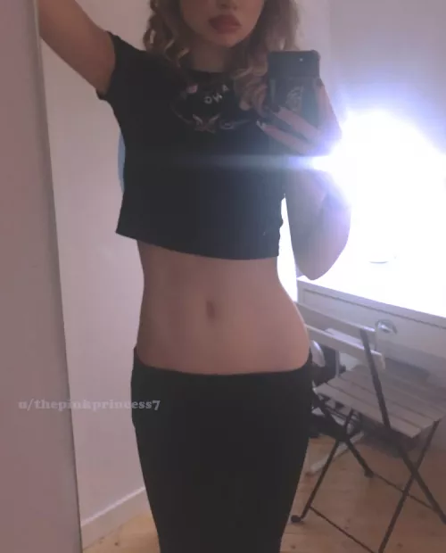 hello cuties, havent posted here for a while but im back with my lovely belly button by thepinkprincess7
