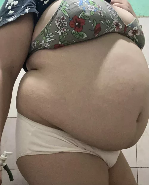 hello everyone any plans today ? you want to fatten me up? don’t shy to message me 😍🥰 by foxyrave