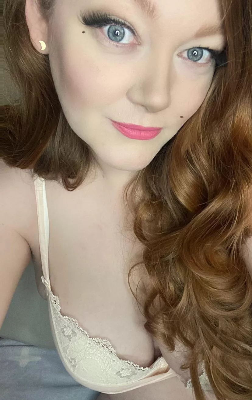 Hello (f) posted by Toyrobot2285