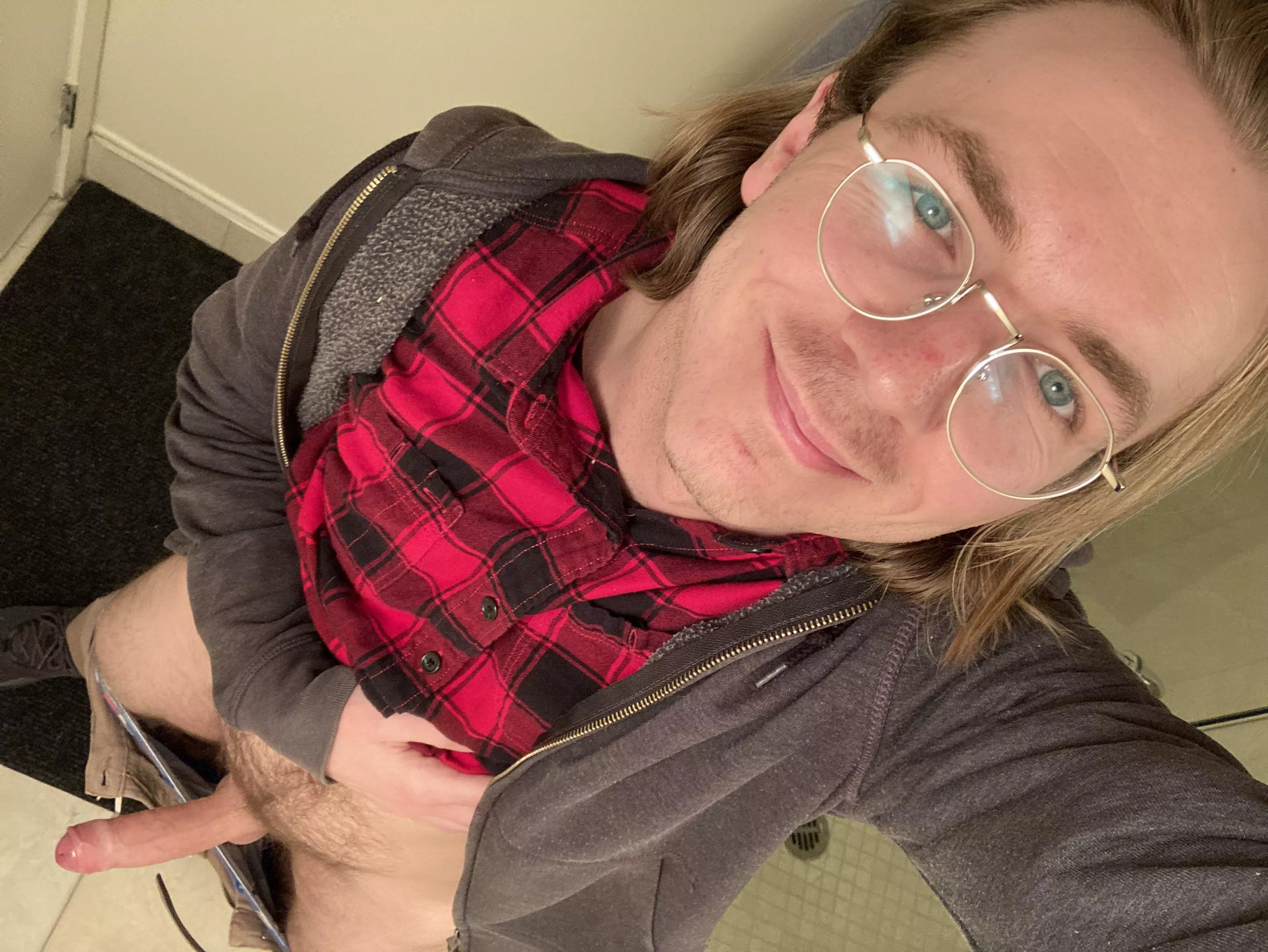 Hello from the office bathroom my sexy Bi friends ❤️ posted by ry_sexual