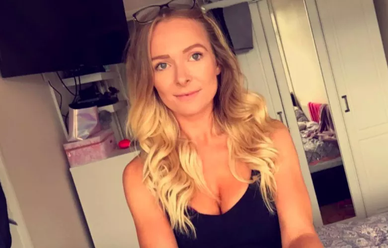 hello guys if you are wondering and dont have someone who can make your day better, you can text me! [SELLING] 💦❤videos❤💦pics💦❤live sext❤💦GFE💦❤nudes❤💦 and more other dirty things , you can text me on KIK: pavlovanna or snap: by pavlovanna