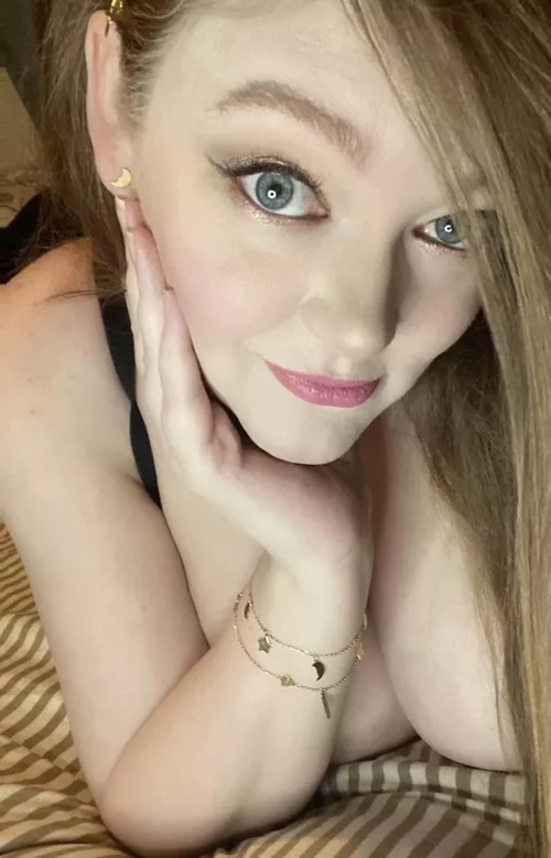 Hello … I’m waiting for you [f] by Toyrobot2285