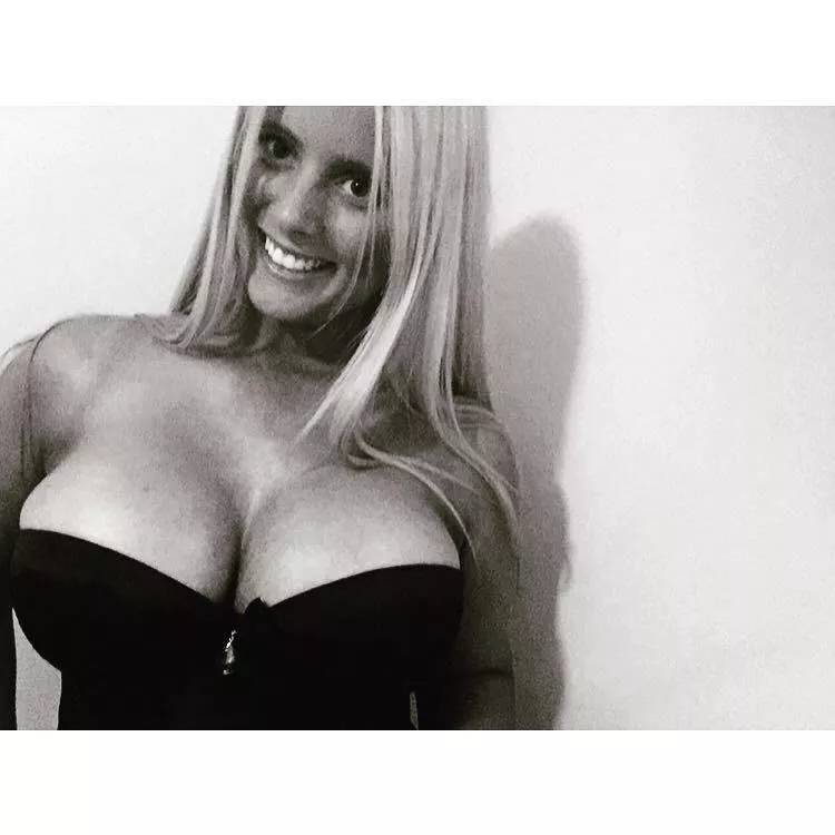 Hello there 👸🏼 posted by EllNovak