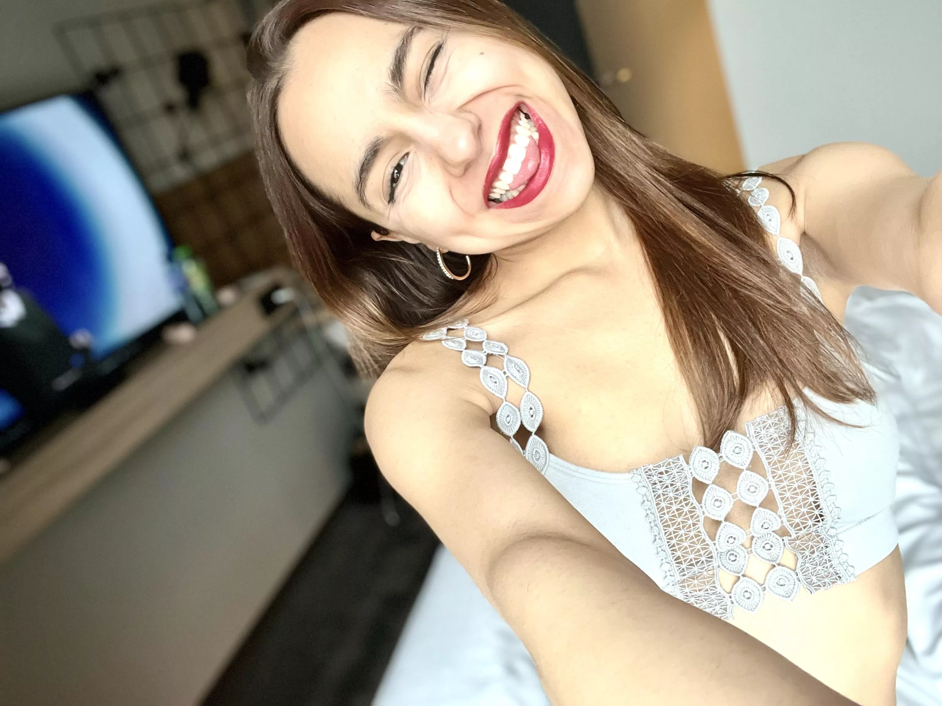 Hello there ❤️💃🏻 (f20) posted by consart