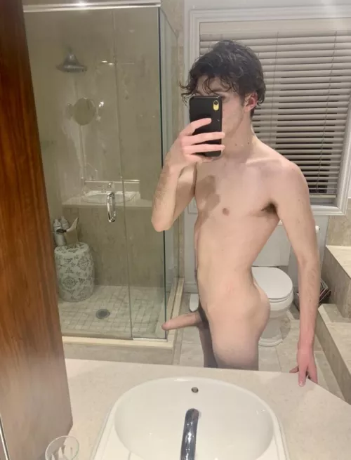 Hello to the 5 person who scroll by new :) by sippinthepeachsoda