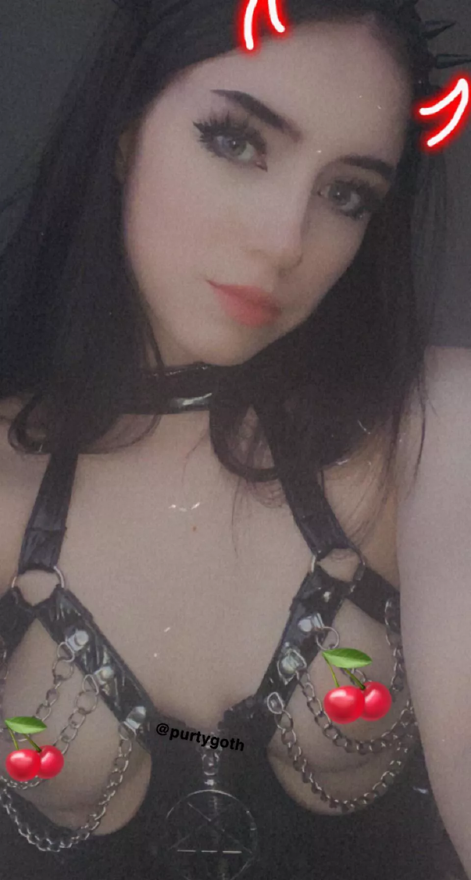 Hellooo🖤🖤🖤 posted by PurtyGoth