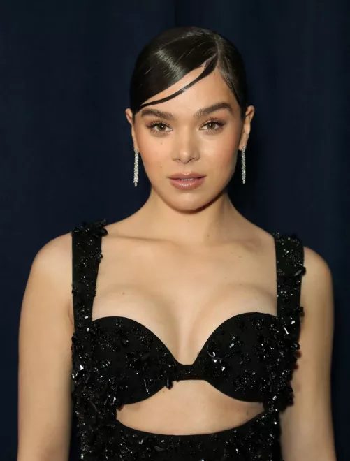 Help me cum to Hailee Steinfeld by thisisaburner2369
