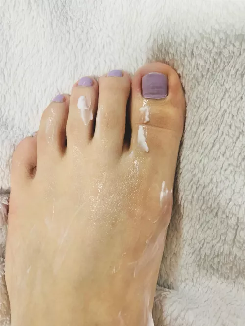 Help me moisturize my feet 🦶🏻💦🧴 by NathaliaDane