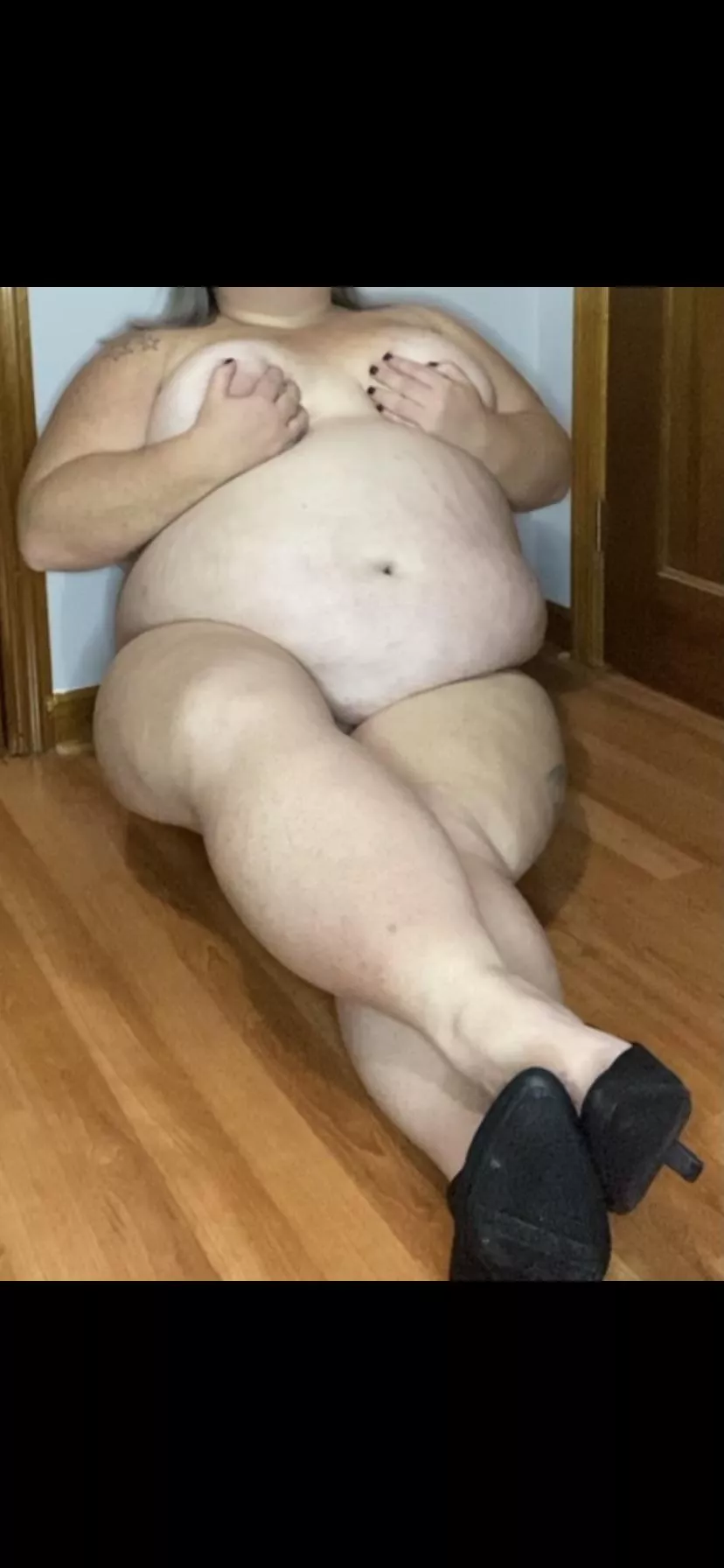 Help me spread my legs? ☺️ DMs open! ;) posted by kayleigh2020kay