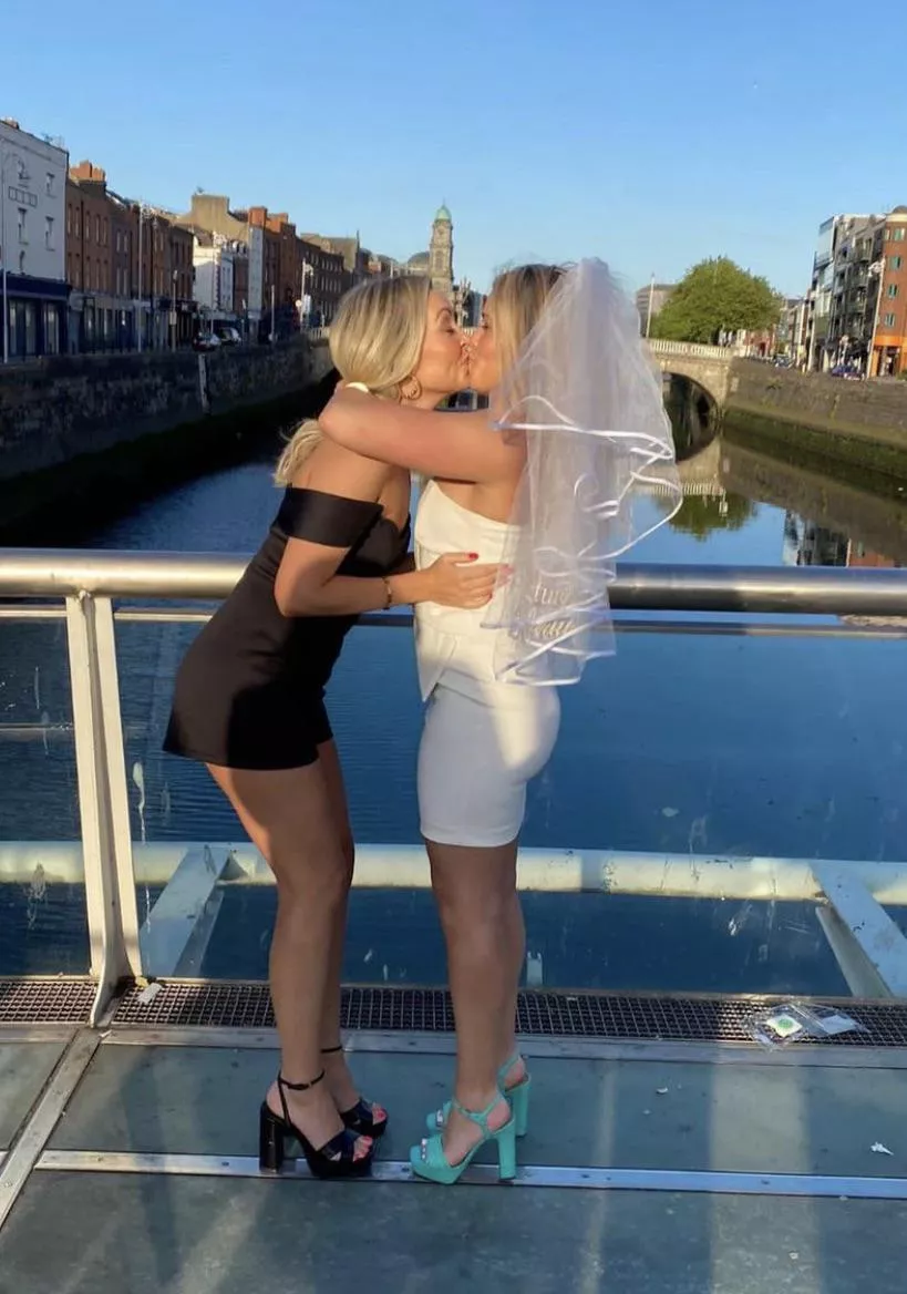 Hen party kissing posted by cherylfan2022