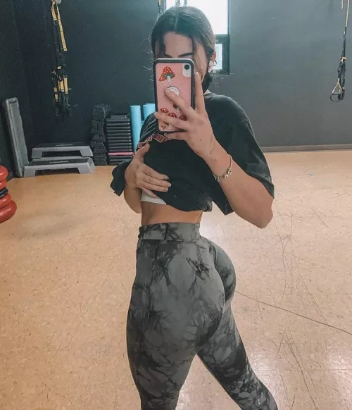 Her ass is 🔥 by vmlwer