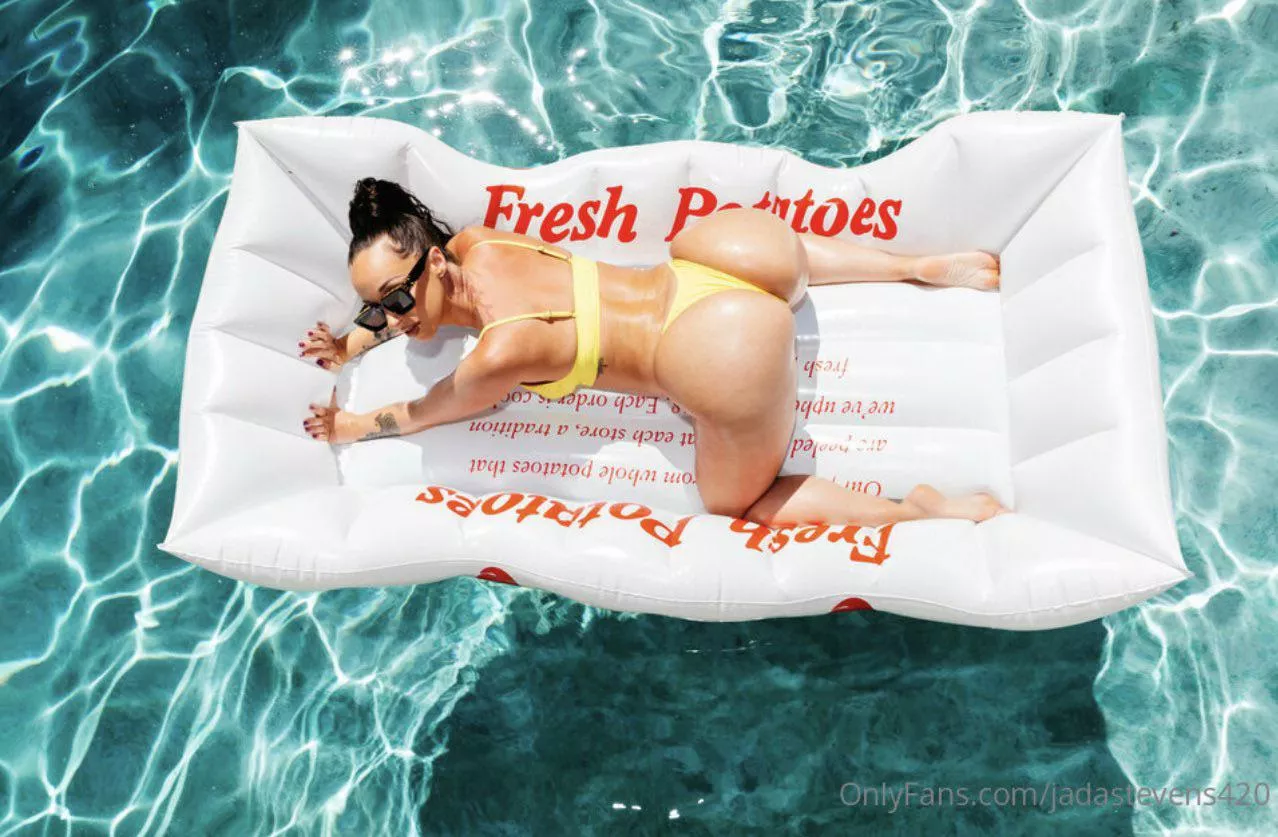 Her ass looks so perfect posted by Alternative-Taro-715