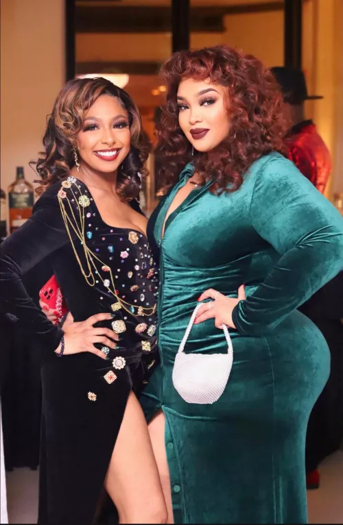 her dress' hugging like how i'm dreaming.. by yerboyy