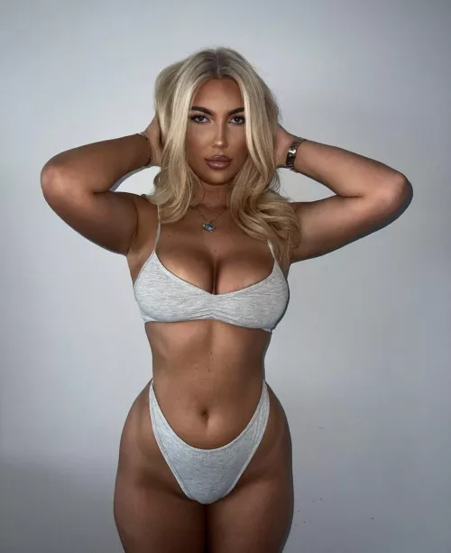 Here comes Hannah again! by strokeitslut