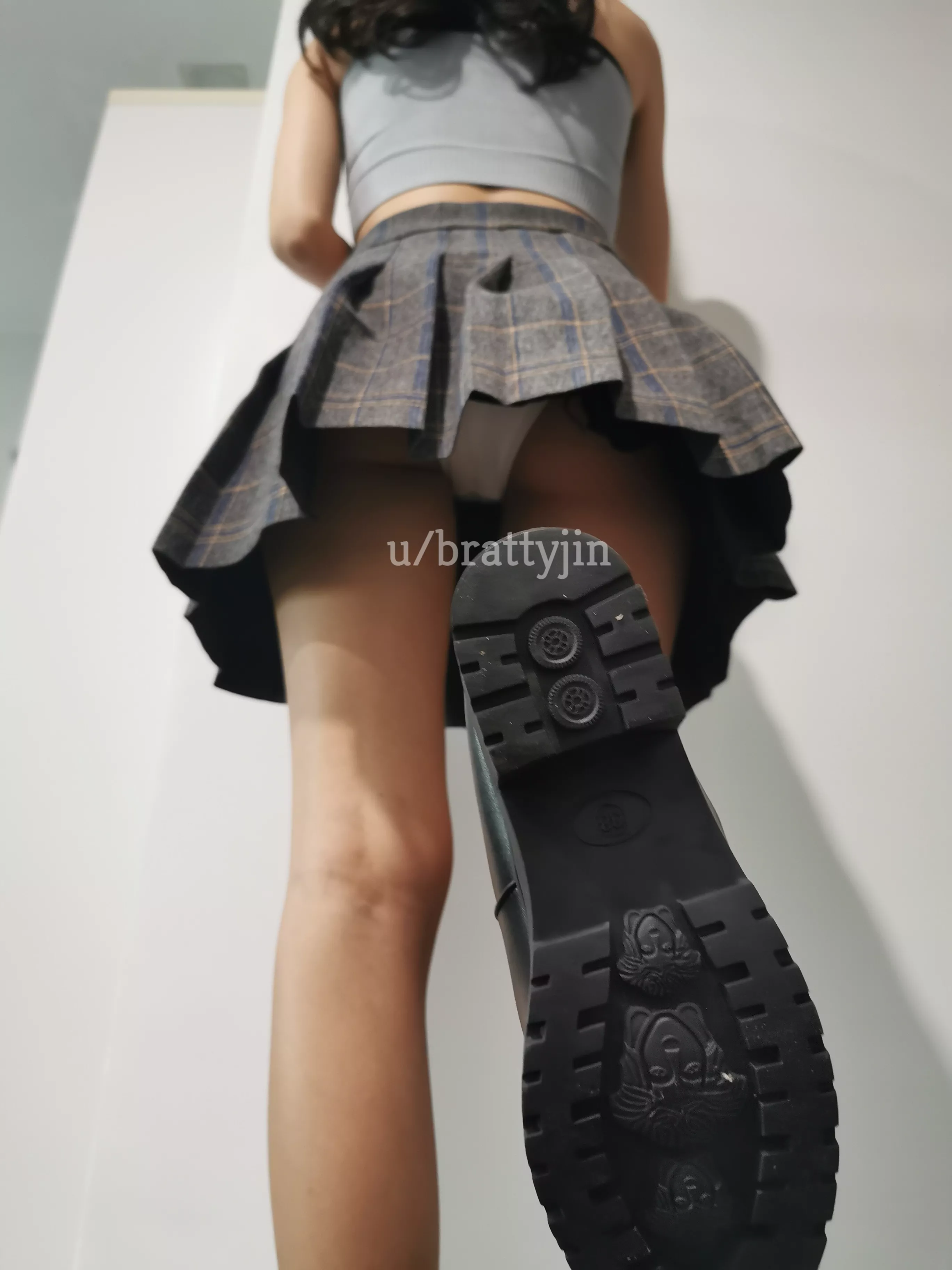 here's a little upskirt tease ~ or boots tease? :p posted by brattyjin