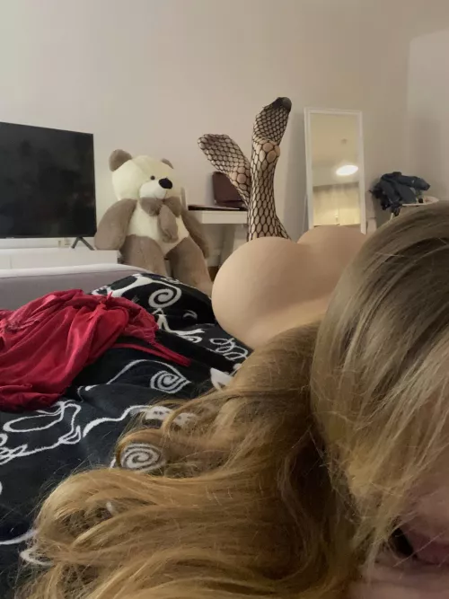 Here’s a simple nude to brighten your day by TheGrouchyCloseness