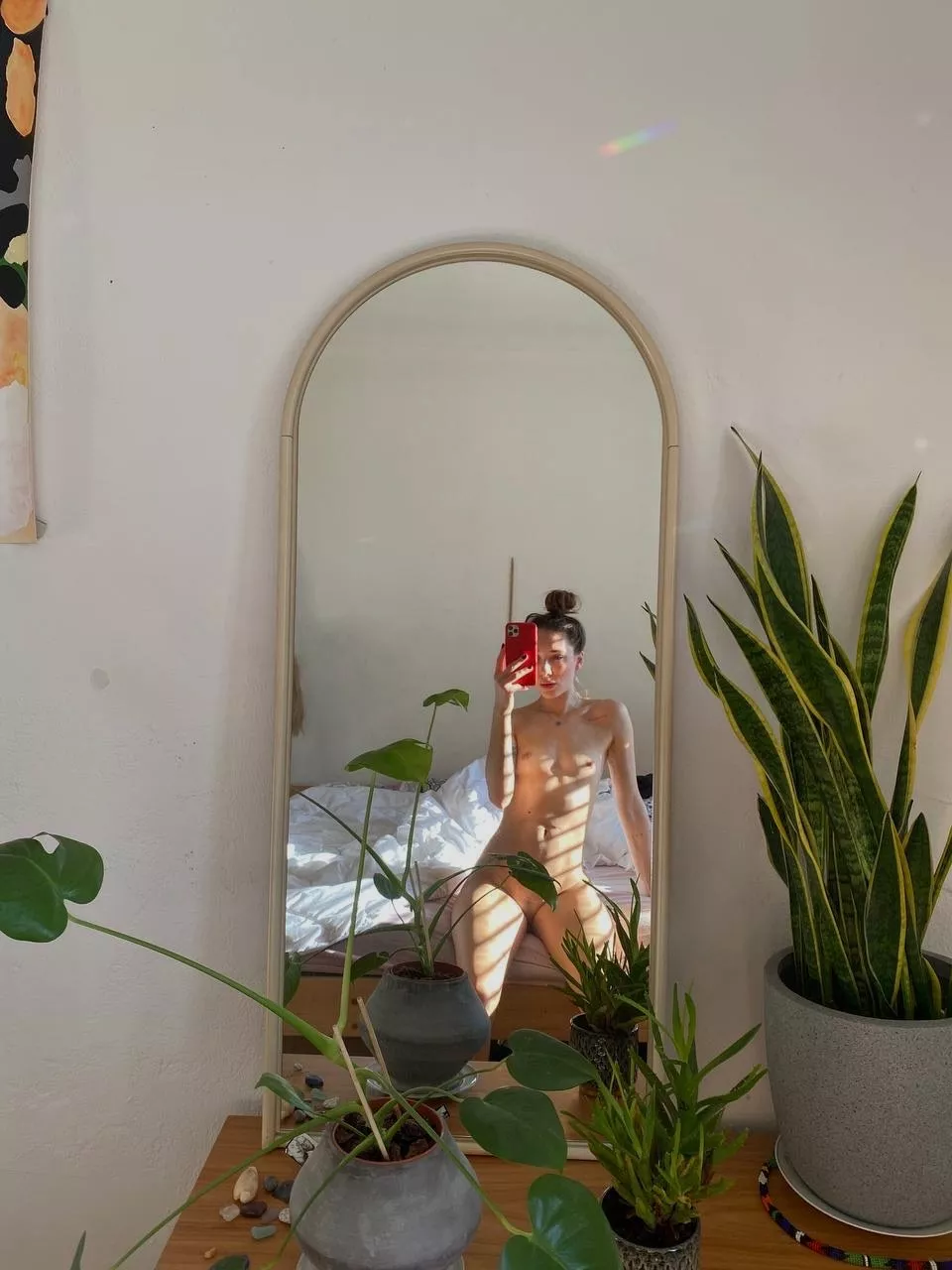 Here’s a simple nude to brighten your day posted by capsule_of_pencils