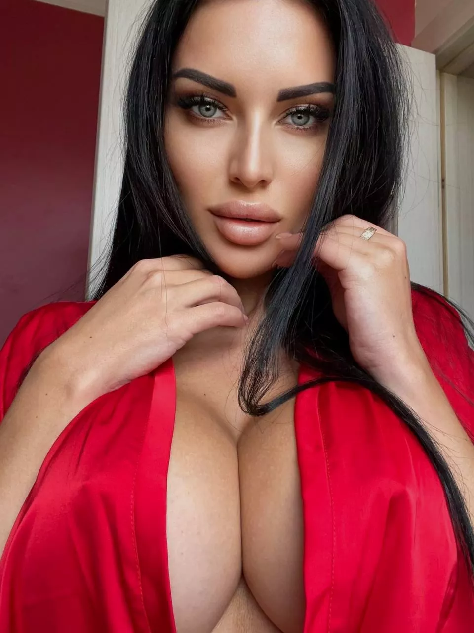 Here’s a simple nude to brighten your day posted by UtterSimplicity