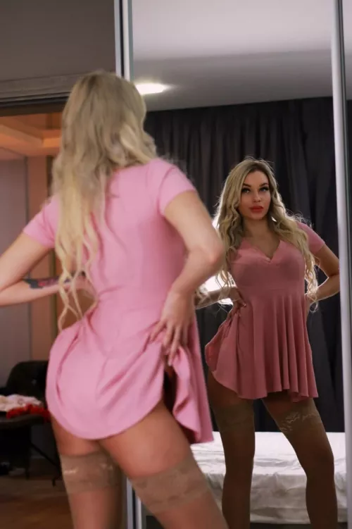 Here’s a simple nude to brighten your day by shockedprobation86