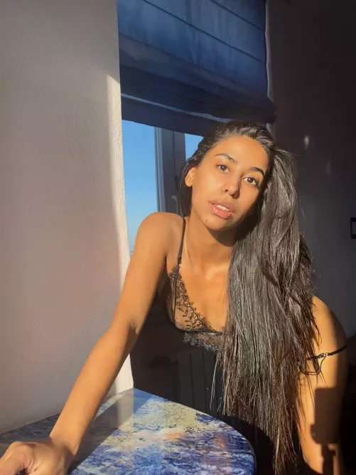 Here’s a simple nude to brighten your day by HourlyTangy