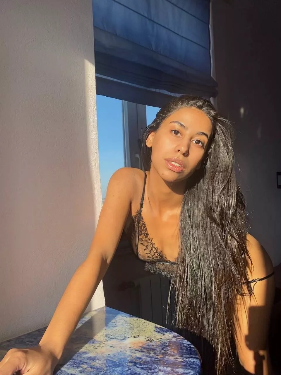 Here’s a simple nude to brighten your day posted by HourlyTangy