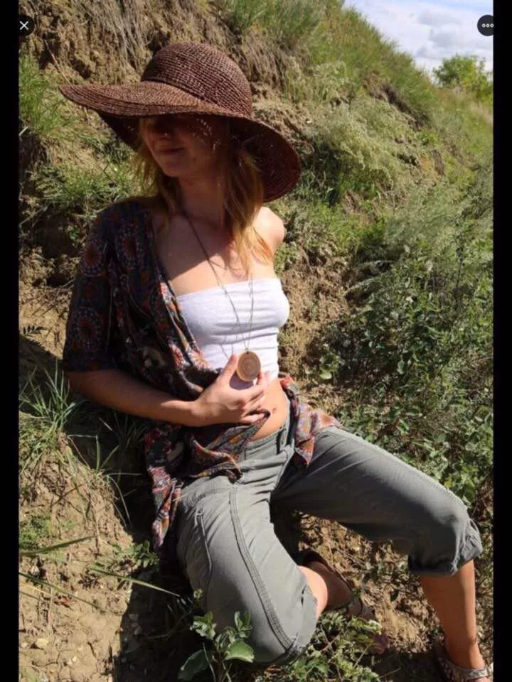 Here's another of my best friends wife... kik LoveTributez420 for some more 😈😈🍆 posted by Eatmyass91