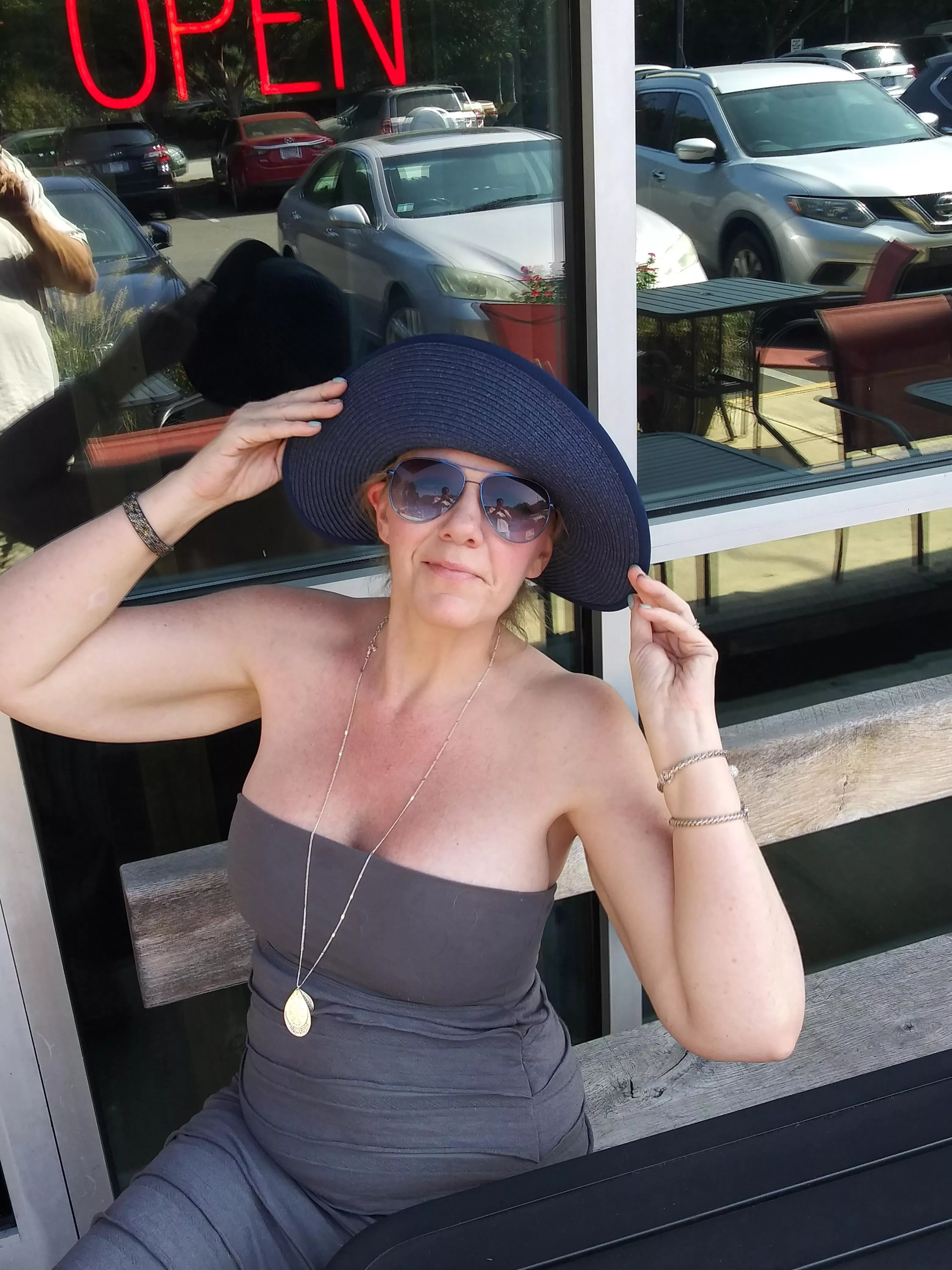 Here's looking at you kid! And to no f*n bra! posted by ManagementWonderful4