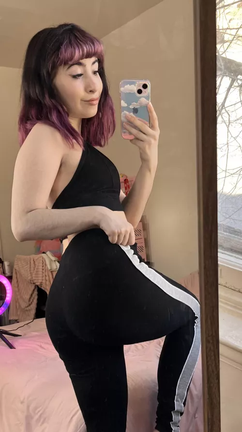 heres my lil butt in yoga pants✌️ by heartstamp101