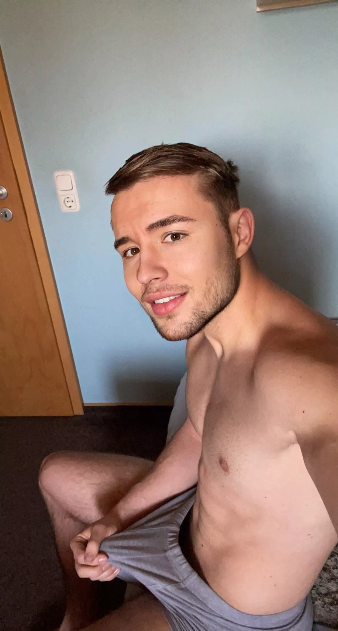 Hey (21) posted by blondboyjan