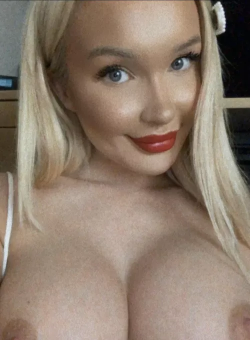 Hey☺️ by baaadyBi