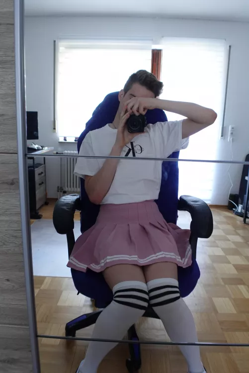 Hey 6 People upvoting this :3 by German-Femboy41