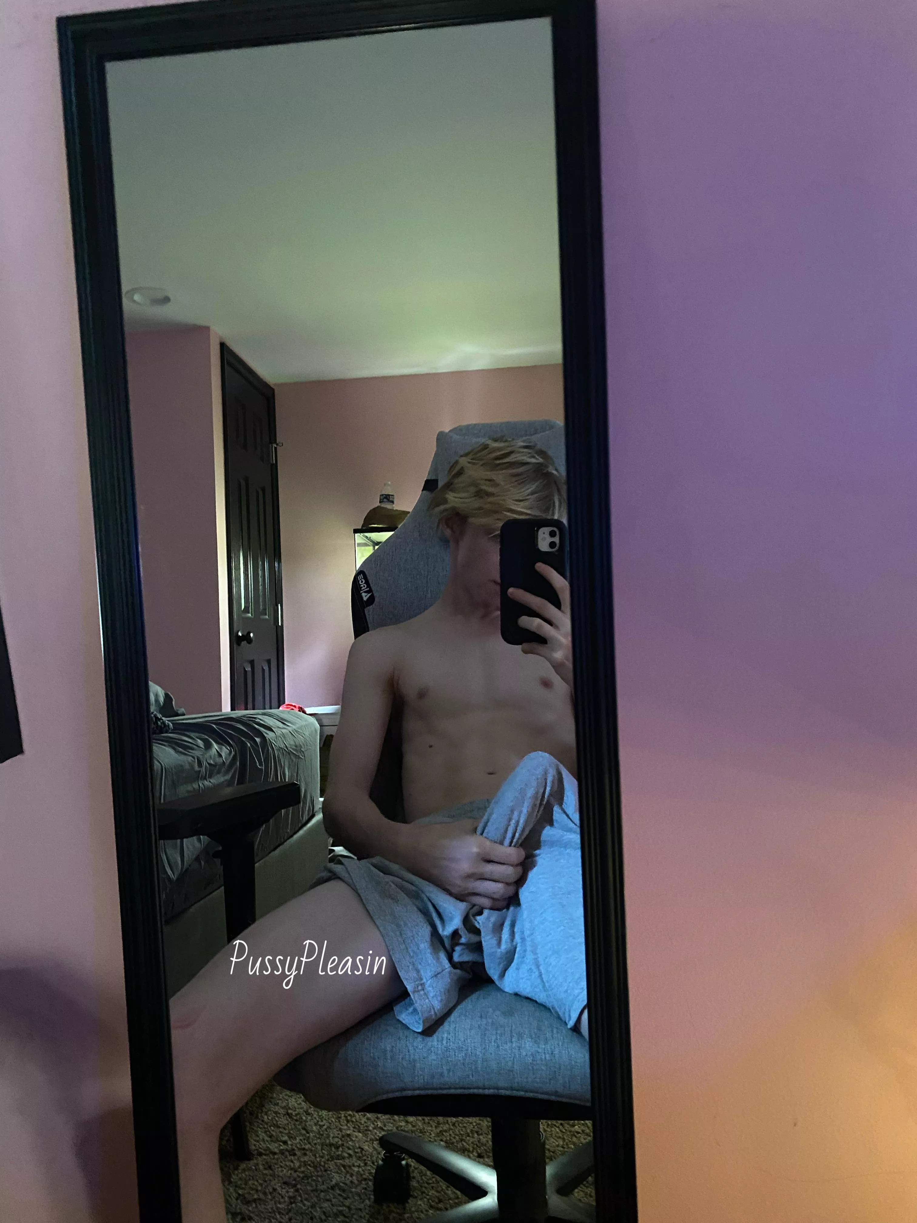 Hey could someone gimme a hand with this thing 😳 ? posted by PussyPleasin