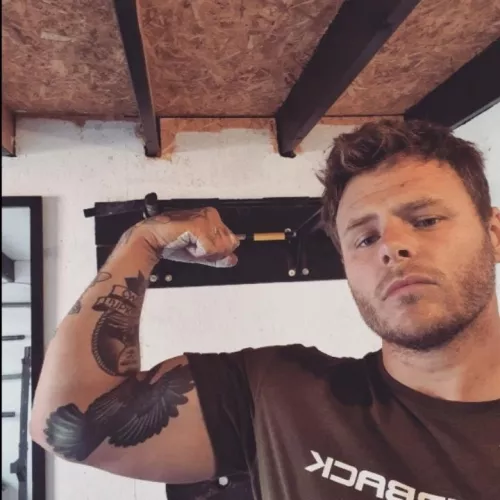 hey dudes 💪🏻 by falconfortress