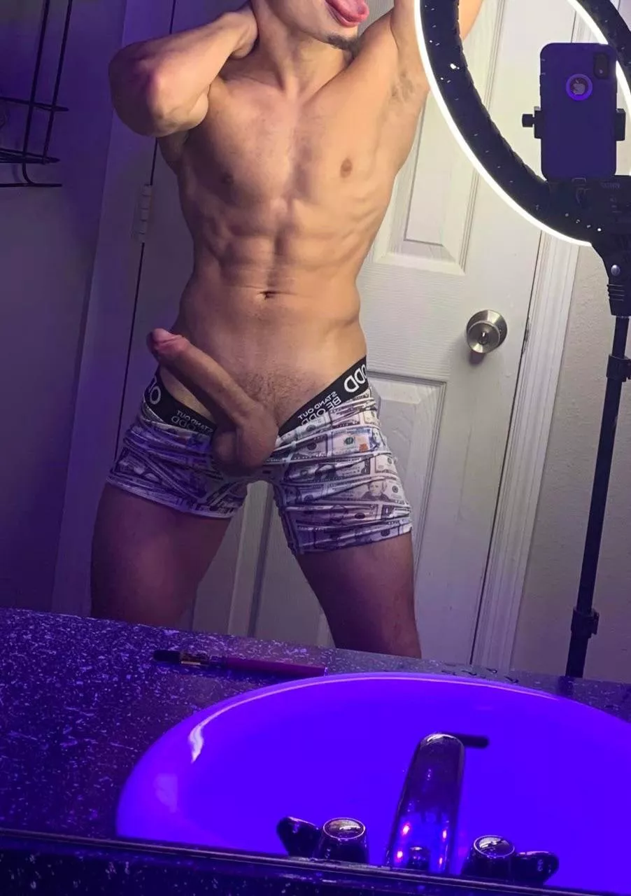 Hey fkn pig. Choke on my 9” monster cock rn 😈🐷🤑 posted by H0wdy0dy