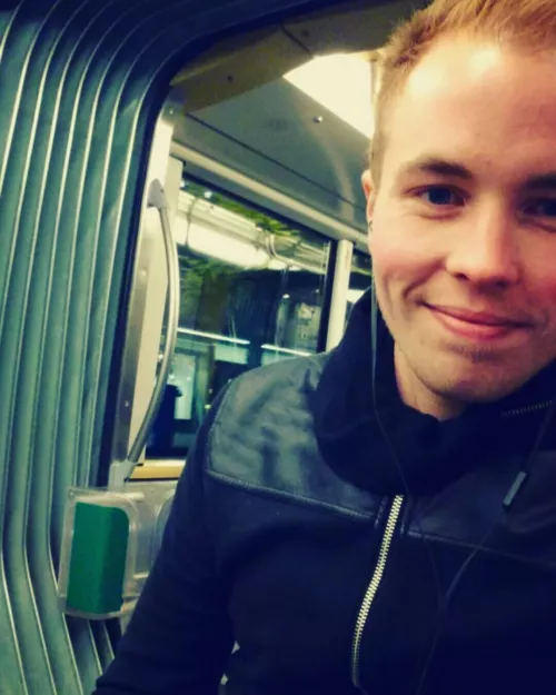 Hey guys! My roommate is away and I’m home alone so I’m bored… if you’re up for a chat, DM me ☺️ by Arthurianss