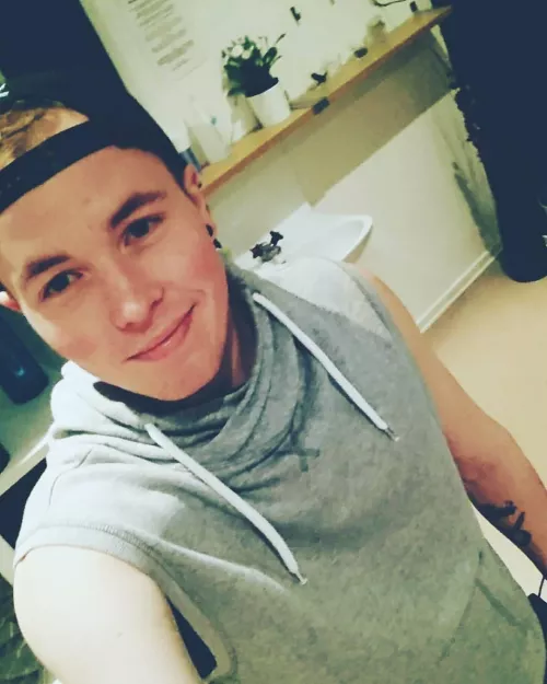 Hey guys. Need som mates to chat with. Dm me and let’s talk 🥰 by Arthurianss