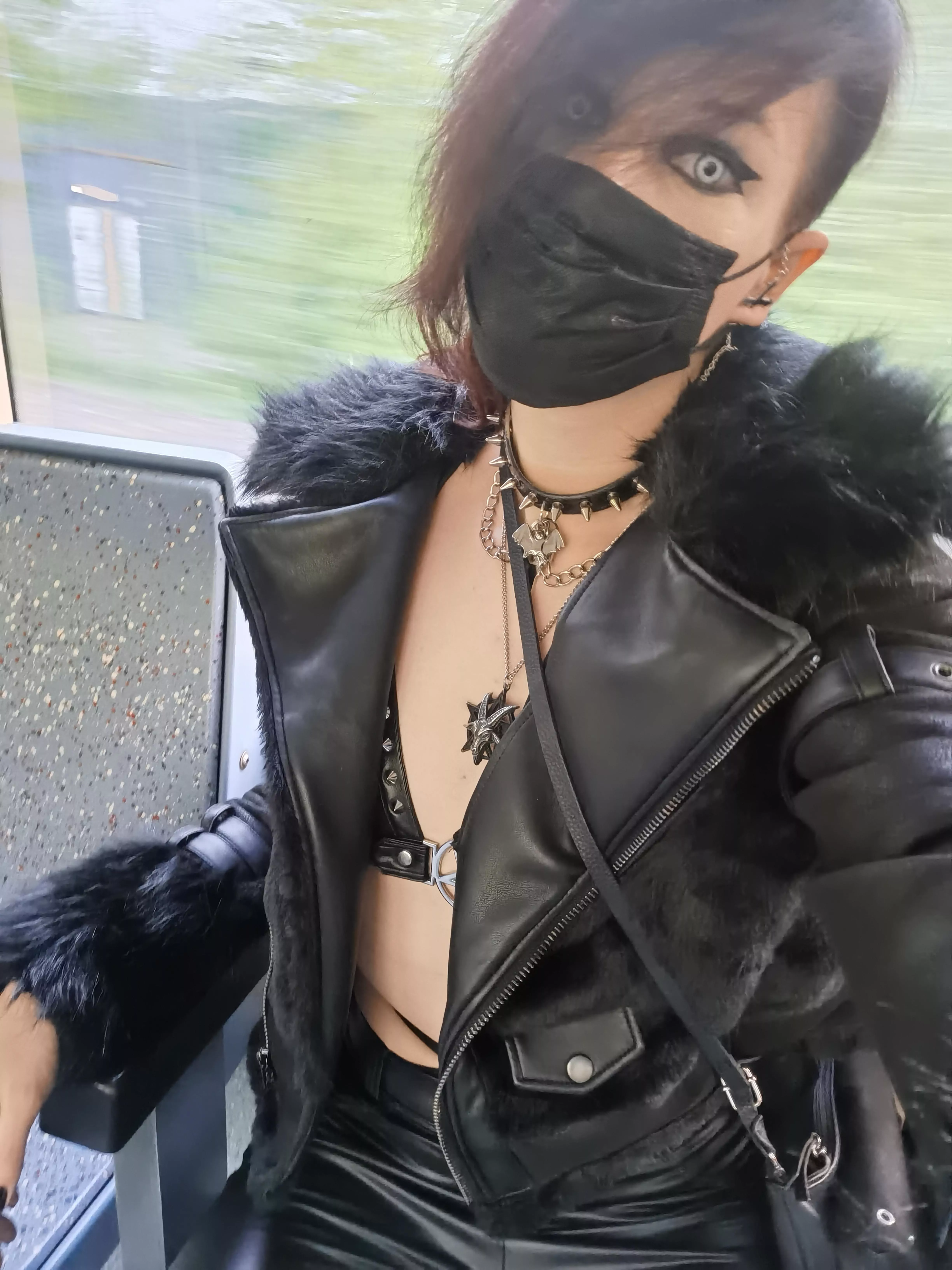 Hey guys, what do you think about my darker outfit? I've seen a lot of ppl wearing something more like this lately, i like it xd posted by Fenniks