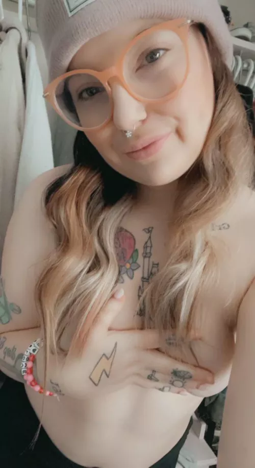 Hey I’m Cassie😍 I’m available for sexting, customs and lives all day 😘 Cum play with me ❤️ link in the comments 😜 by One-Pianist8156