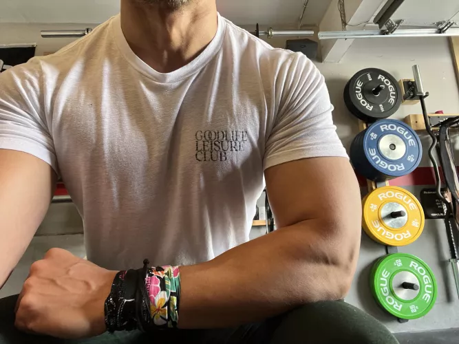 Hey look at my arm by PrimalAndro