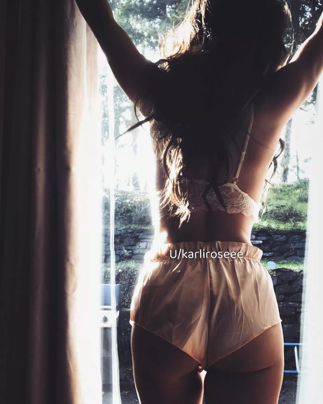 Hey neighbor 👋🏼💋 posted by karliroseee