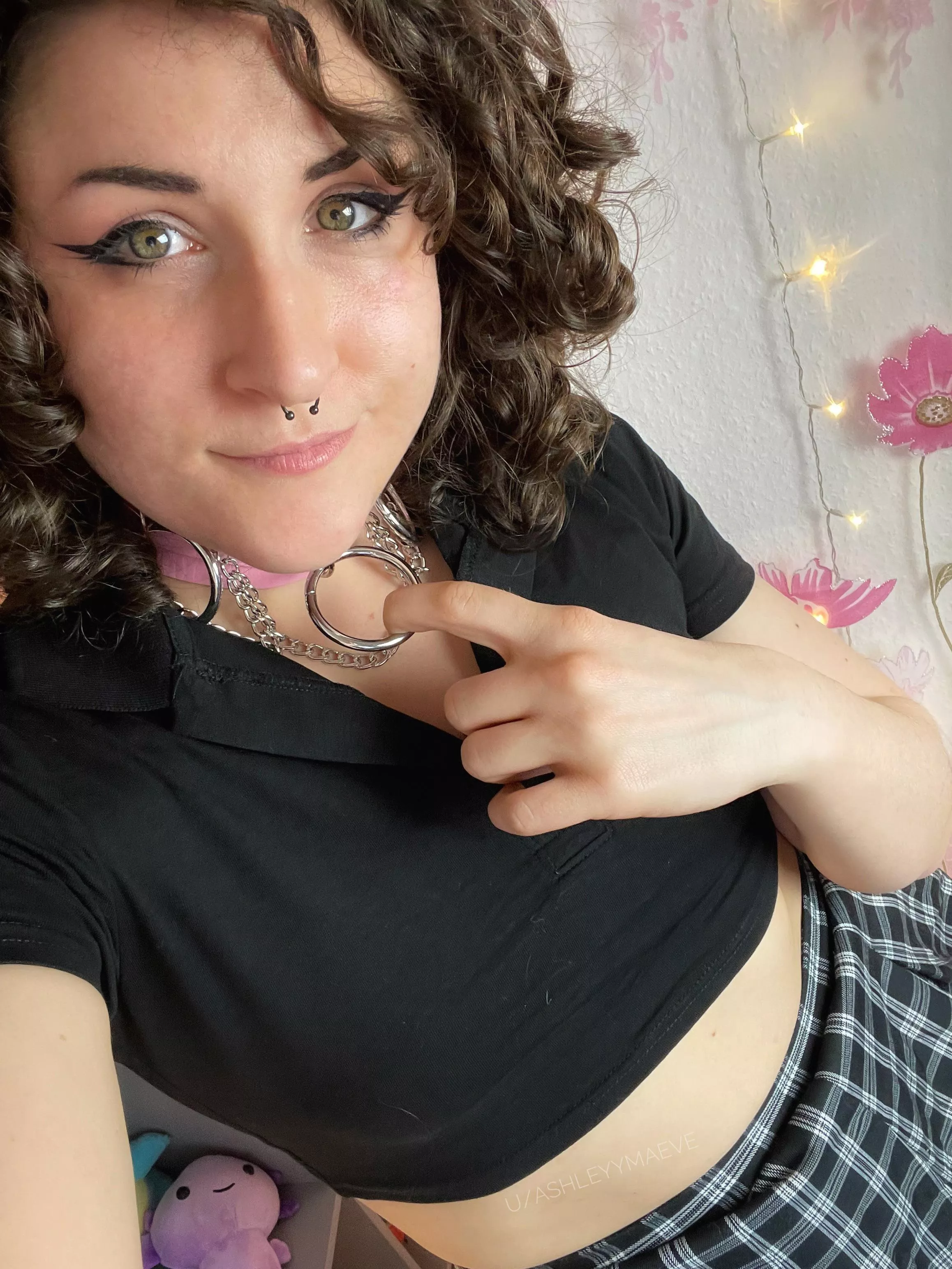 Hey there 🖤 posted by ashleyymaeve