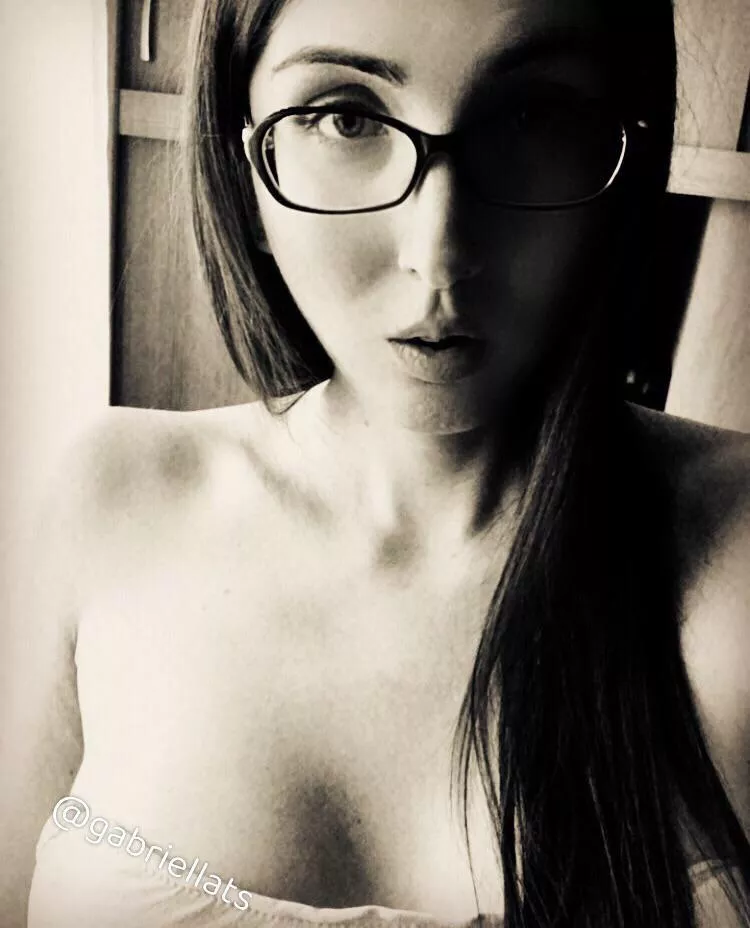 Hey.. think I’m pretty? Be honest.. 🫦 posted by GabriellaSzabo