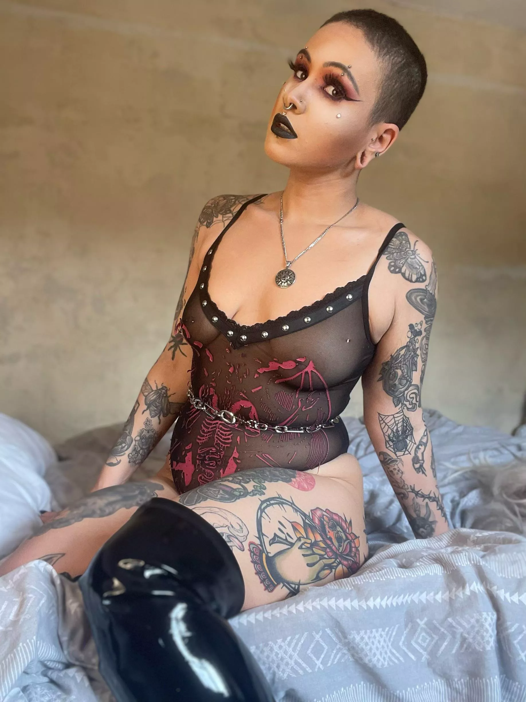 Hey 🖤 posted by g0thschlampe