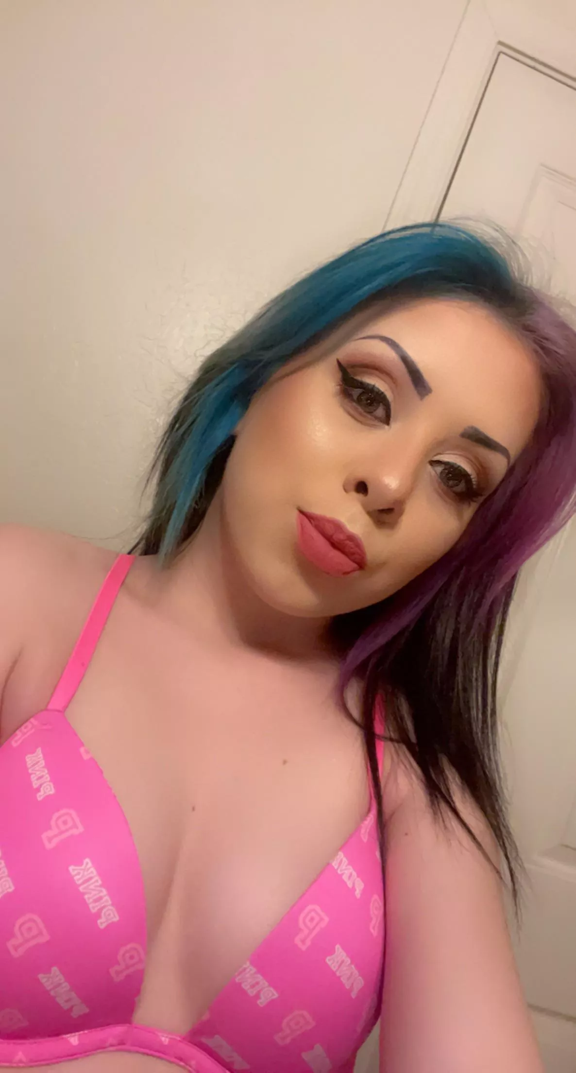 Heyy babes (24F) posted by bambialexx