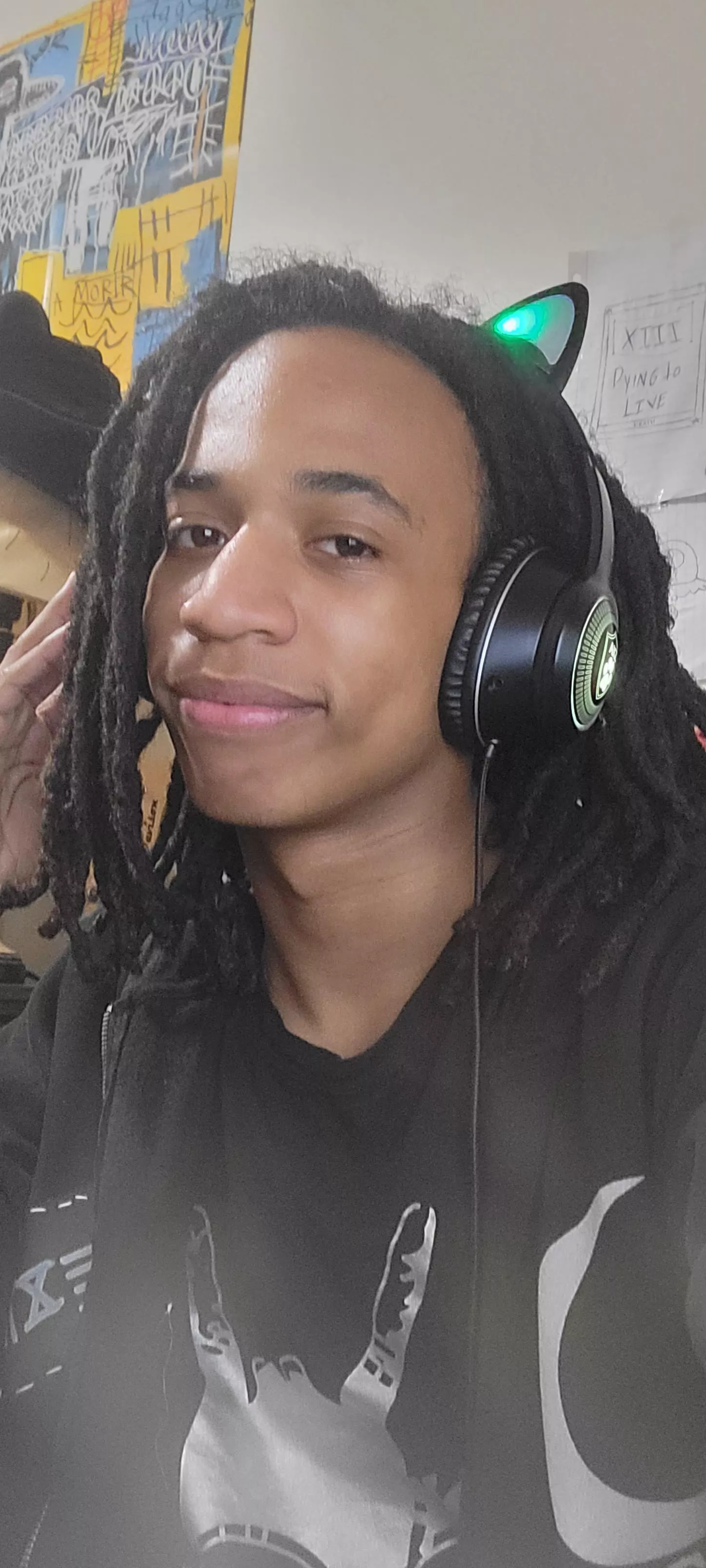 Heyyy I'm super bad at photos but I'm new to the neighborhood..Let's be friends🖤🖤 posted by femboyblackheart666